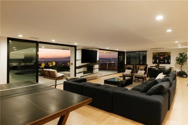14555 Deervale Place, Sherman Oaks, CA 91403