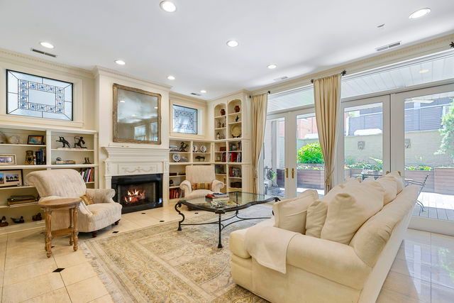 45 E Cedar Street 200, Chicago, IL 60611