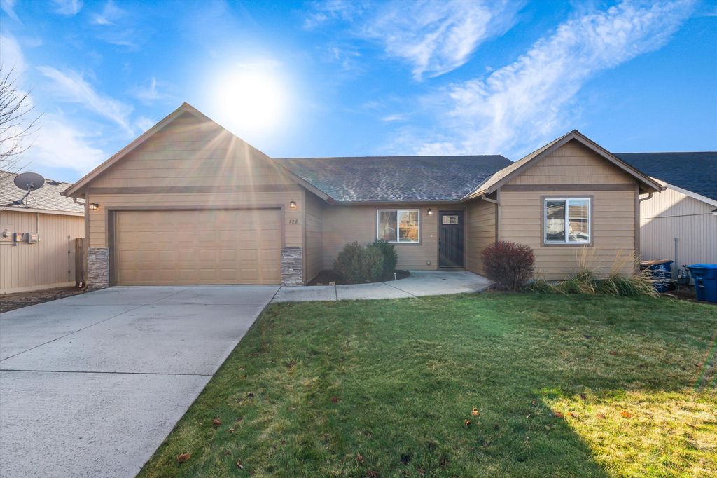 722 NE Redwood Avenue, Redmond, OR 97756