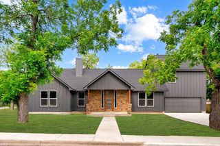 417 S Blanco ST, Lockhart, TX 78644