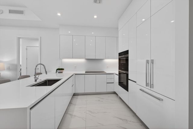 220 Lake Shore Drive 609, Lake Park, FL 33403