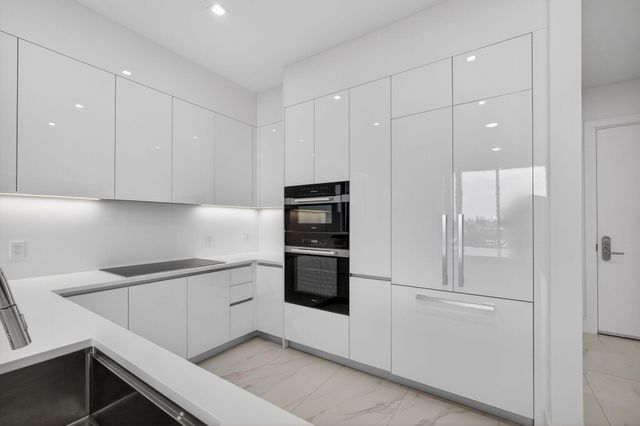 220 Lake Shore Drive 609, Lake Park, FL 33403