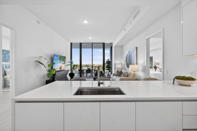 220 Lake Shore Drive 609, Lake Park, FL 33403