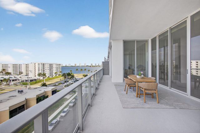 220 Lake Shore Drive 609, Lake Park, FL 33403