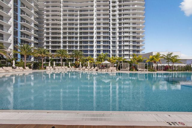 220 Lake Shore Drive 609, Lake Park, FL 33403