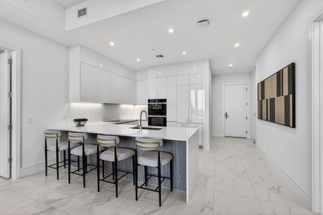 220 Lake Shore Drive 609, Lake Park, FL 33403