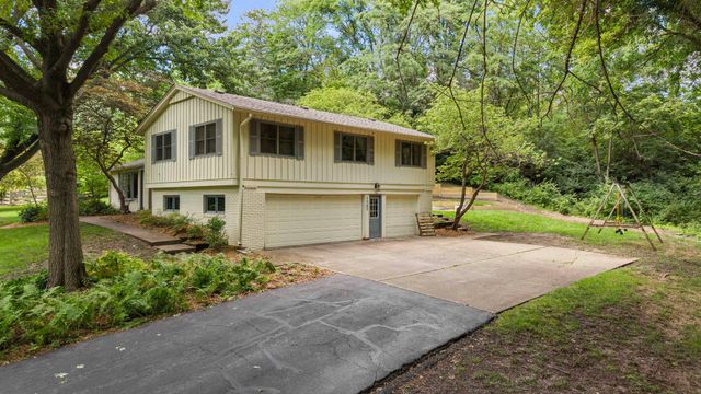 5080 Center Court, Bettendorf, IA 52722