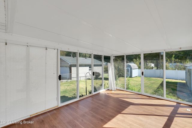 5523 Mariemont Rd, Louisville, KY 40258