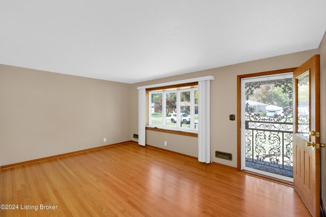 5523 Mariemont Rd, Louisville, KY 40258