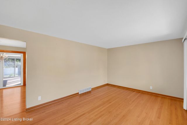 5523 Mariemont Rd, Louisville, KY 40258