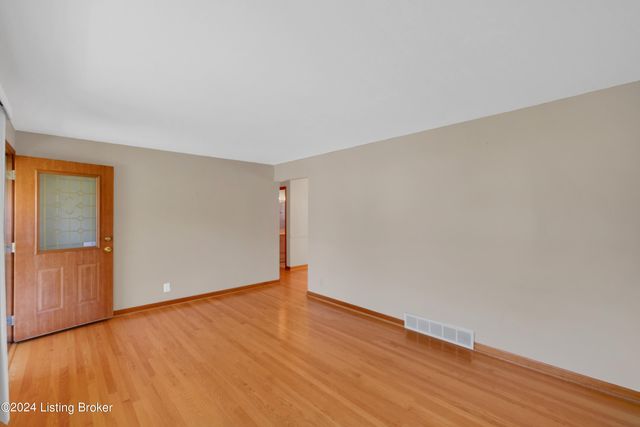 5523 Mariemont Rd, Louisville, KY 40258