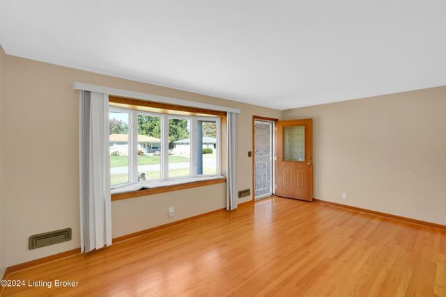 5523 Mariemont Rd, Louisville, KY 40258