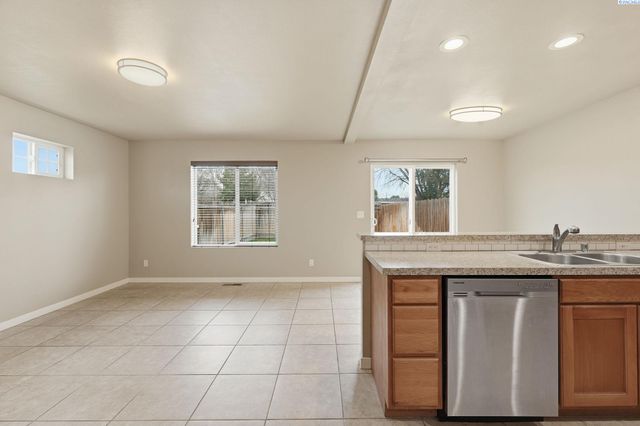 218 E Whitman Dr, College Place, WA 99324