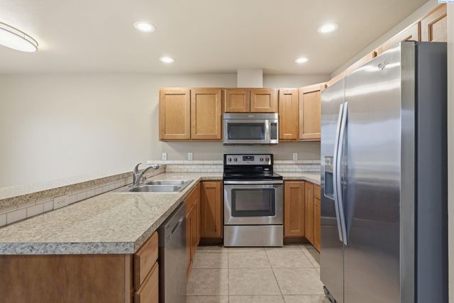 218 E Whitman Dr, College Place, WA 99324