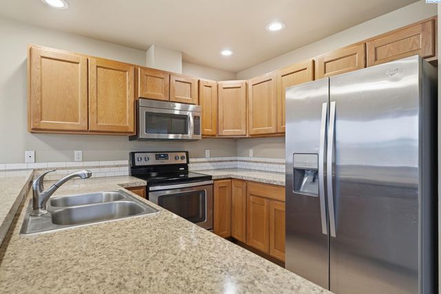 218 E Whitman Dr, College Place, WA 99324