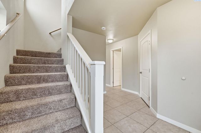 218 E Whitman Dr, College Place, WA 99324