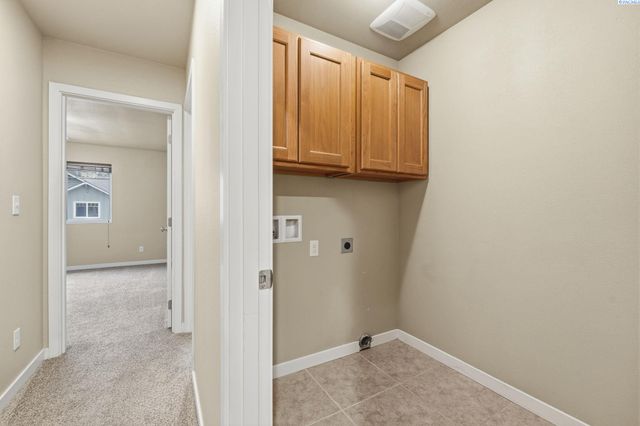 218 E Whitman Dr, College Place, WA 99324