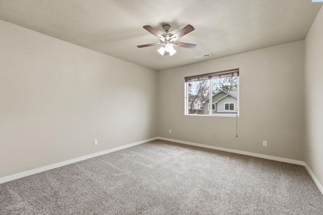 218 E Whitman Dr, College Place, WA 99324