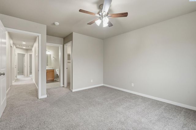 218 E Whitman Dr, College Place, WA 99324