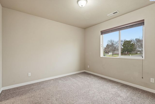 218 E Whitman Dr, College Place, WA 99324