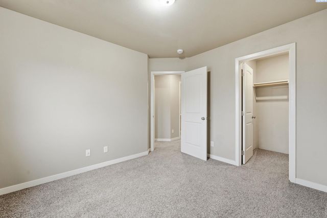 218 E Whitman Dr, College Place, WA 99324