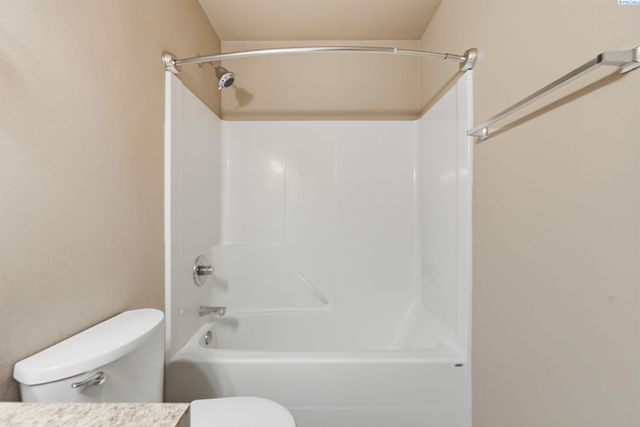 218 E Whitman Dr, College Place, WA 99324