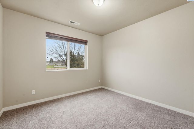 218 E Whitman Dr, College Place, WA 99324