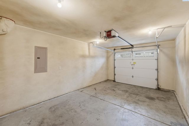 218 E Whitman Dr, College Place, WA 99324