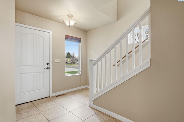 218 E Whitman Dr, College Place, WA 99324