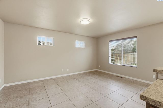 218 E Whitman Dr, College Place, WA 99324