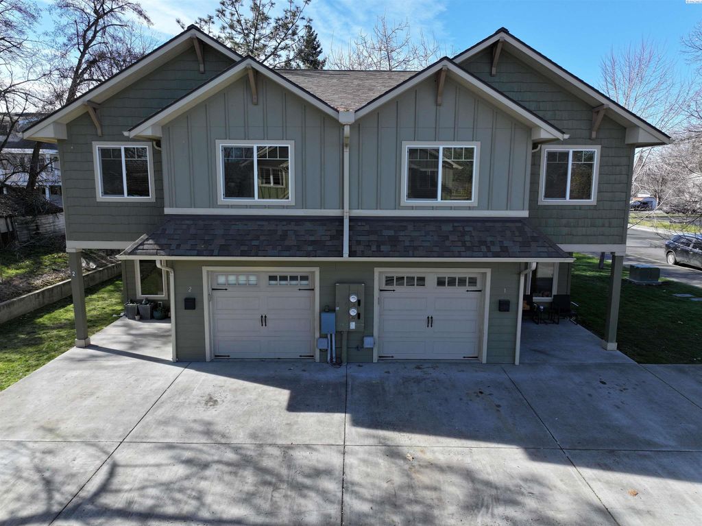 218 E Whitman Dr, College Place, WA 99324