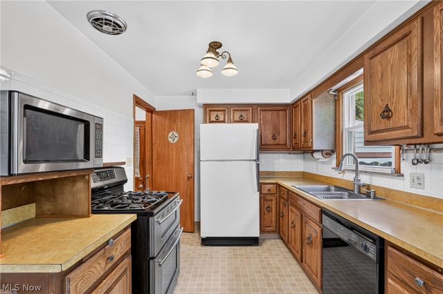 114 Joan Circle, Campbell, OH 44405