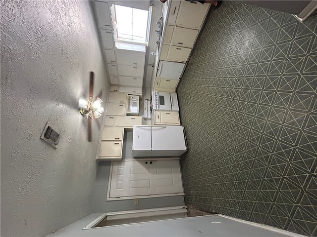 1204 East Wm J Bryan Parkway, Bryan, TX 77803
