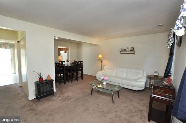 109 MAYFAIR LN, Mount Laurel, NJ 08054