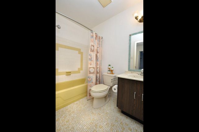 109 MAYFAIR LN, Mount Laurel, NJ 08054