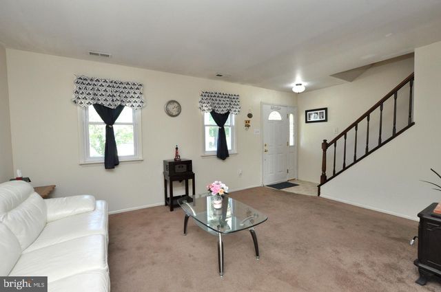 109 MAYFAIR LN, Mount Laurel, NJ 08054