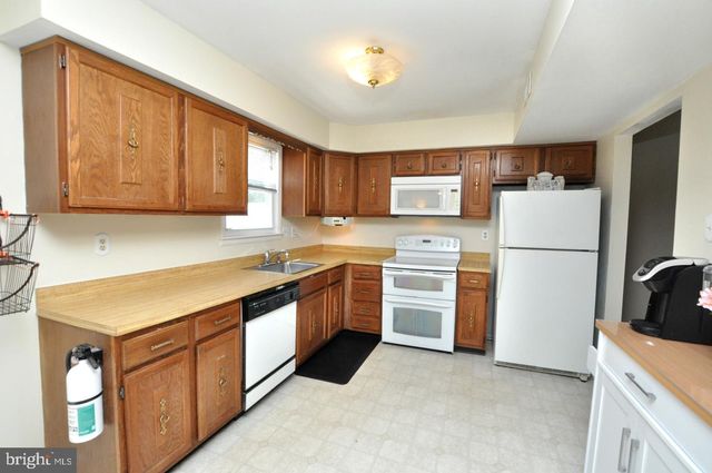 109 MAYFAIR LN, Mount Laurel, NJ 08054