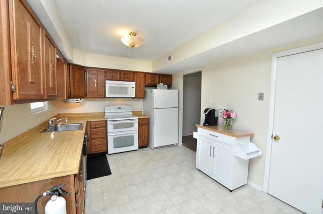 109 MAYFAIR LN, Mount Laurel, NJ 08054