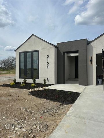 2124 SW Wheatfield Drive, Lee's Summit, MO 64082