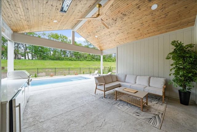 2124 SW Wheatfield Drive, Lee's Summit, MO 64082