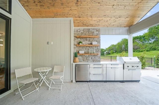 2124 SW Wheatfield Drive, Lee's Summit, MO 64082