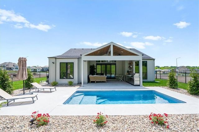2124 SW Wheatfield Drive, Lee's Summit, MO 64082