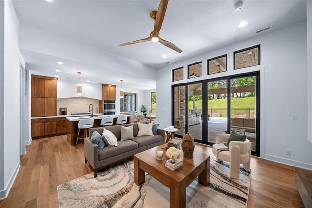 2124 SW Wheatfield Drive, Lee's Summit, MO 64082