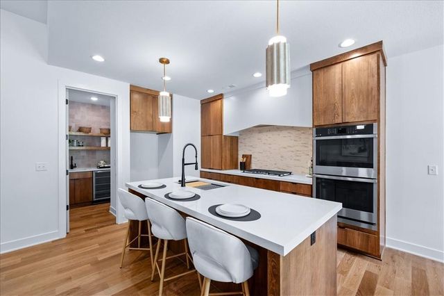 2124 SW Wheatfield Drive, Lee's Summit, MO 64082