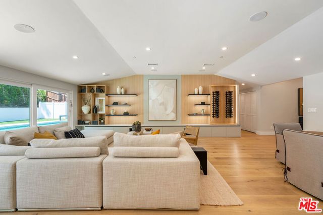 20748 Burbank Boulevard, Woodland Hills, CA 91367