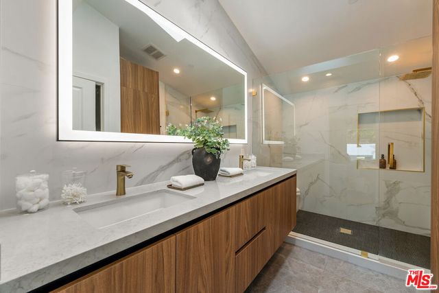 20748 Burbank Boulevard, Woodland Hills, CA 91367