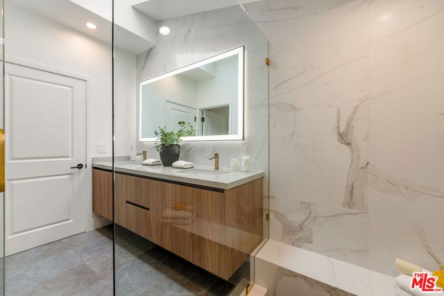 20748 Burbank Boulevard, Woodland Hills, CA 91367