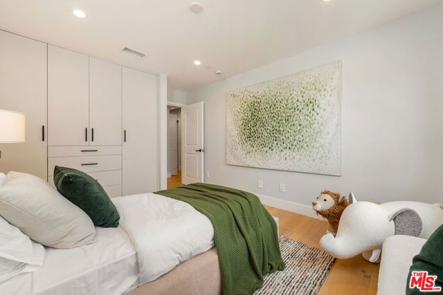 20748 Burbank Boulevard, Woodland Hills, CA 91367