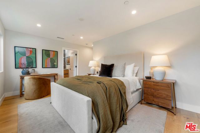 20748 Burbank Boulevard, Woodland Hills, CA 91367