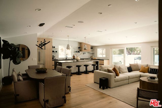 20748 Burbank Boulevard, Woodland Hills, CA 91367